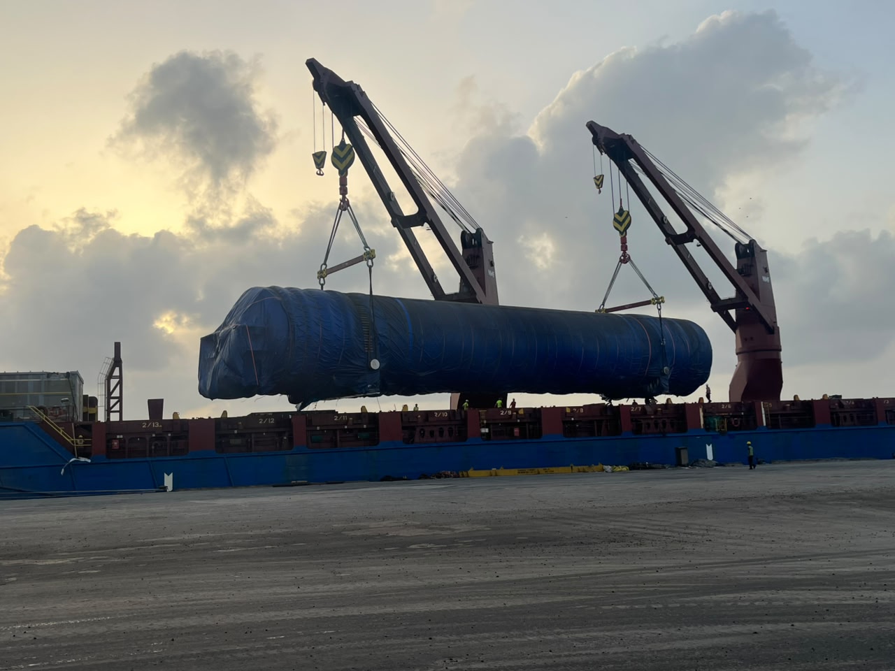 LNG tank loading on ship in India2